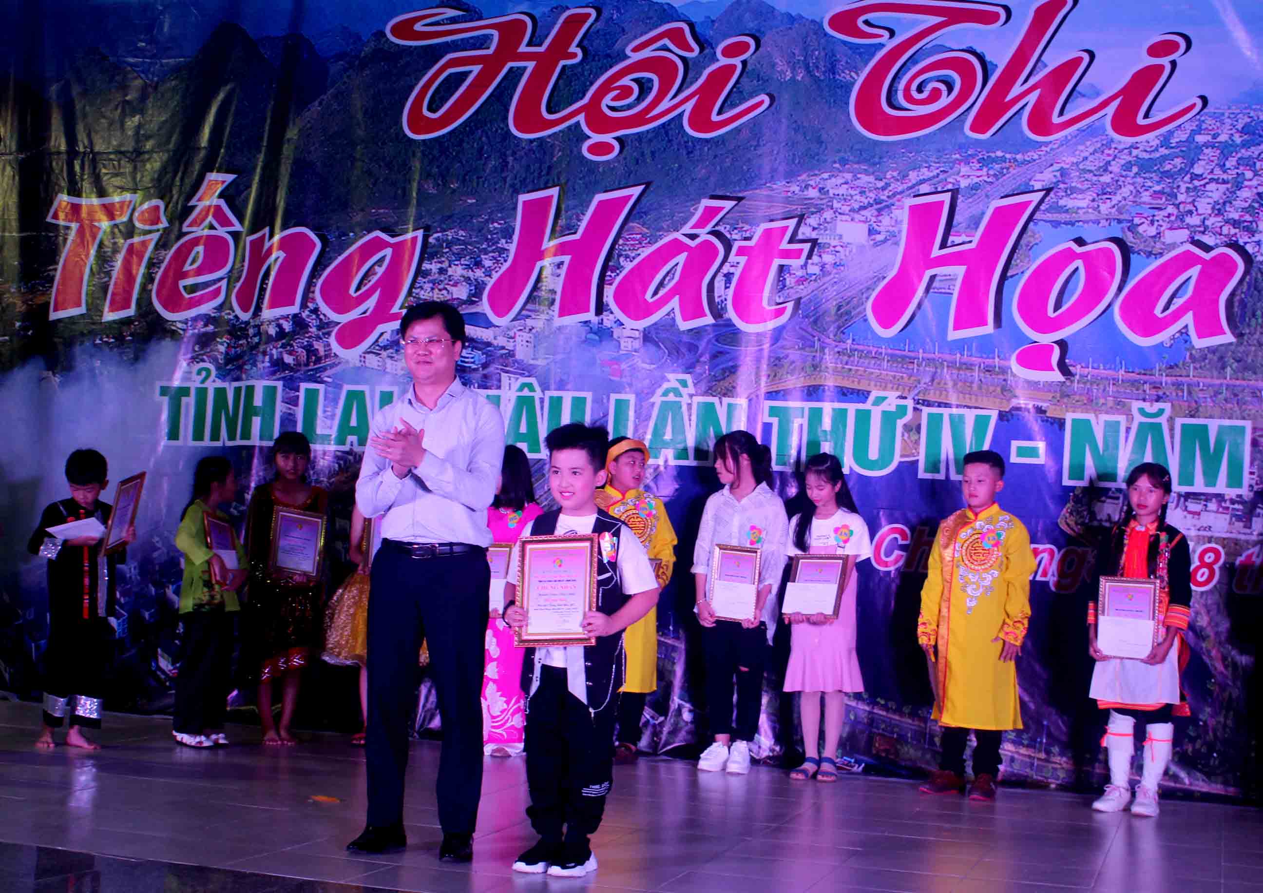 Đại diện lãnh đạo Tỉnh đoàn trao giải nhất cho thí sinh Phạm Nhật Minh đến từ thành phố Lai Châu.